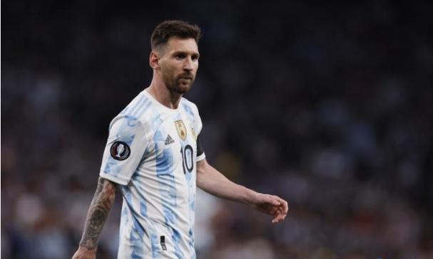 靠直播养家?何洁直播间哭诉一碰就怀孕